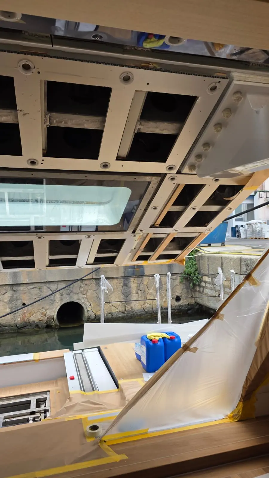 Foto 2 — Instalación de techos y paredes interiores en yate Baglietto · Barcelona