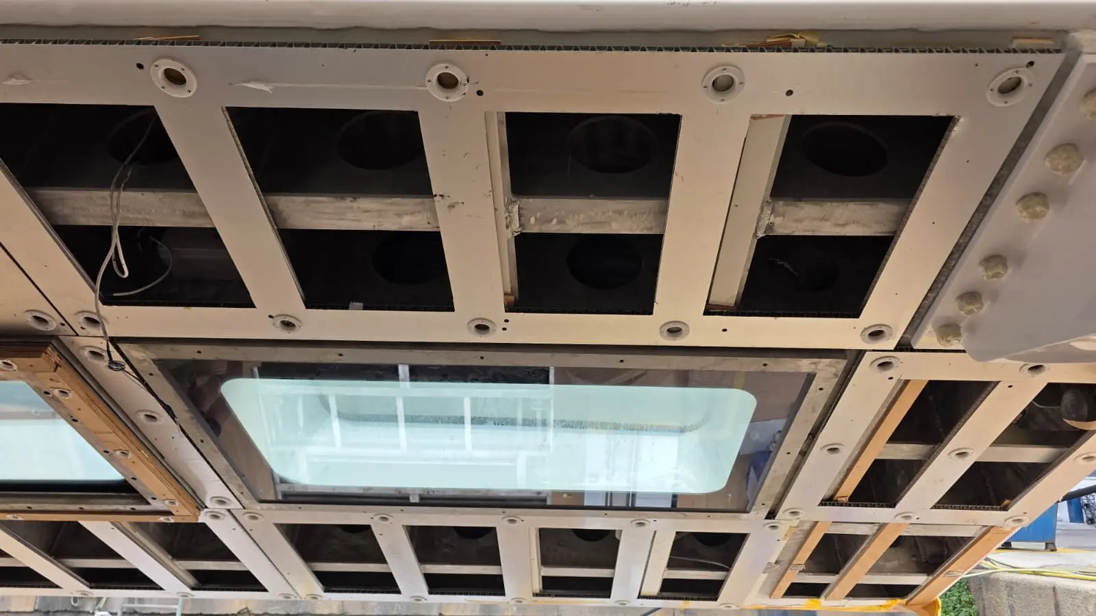Foto 3 — Instalación de techos y paredes interiores en yate Baglietto · Barcelona