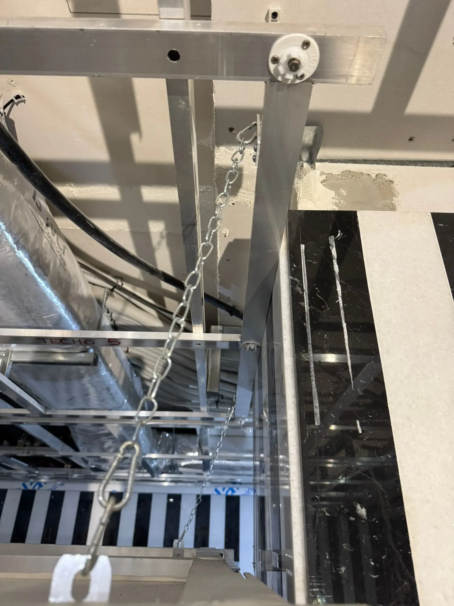 Foto 4 — Instalación de techos y paredes interiores en yate Baglietto · Barcelona