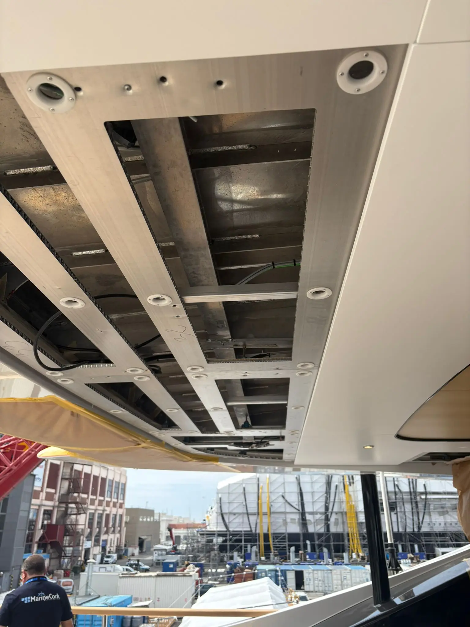 Foto 6 — Instalación de techos y paredes interiores en yate Baglietto · Barcelona