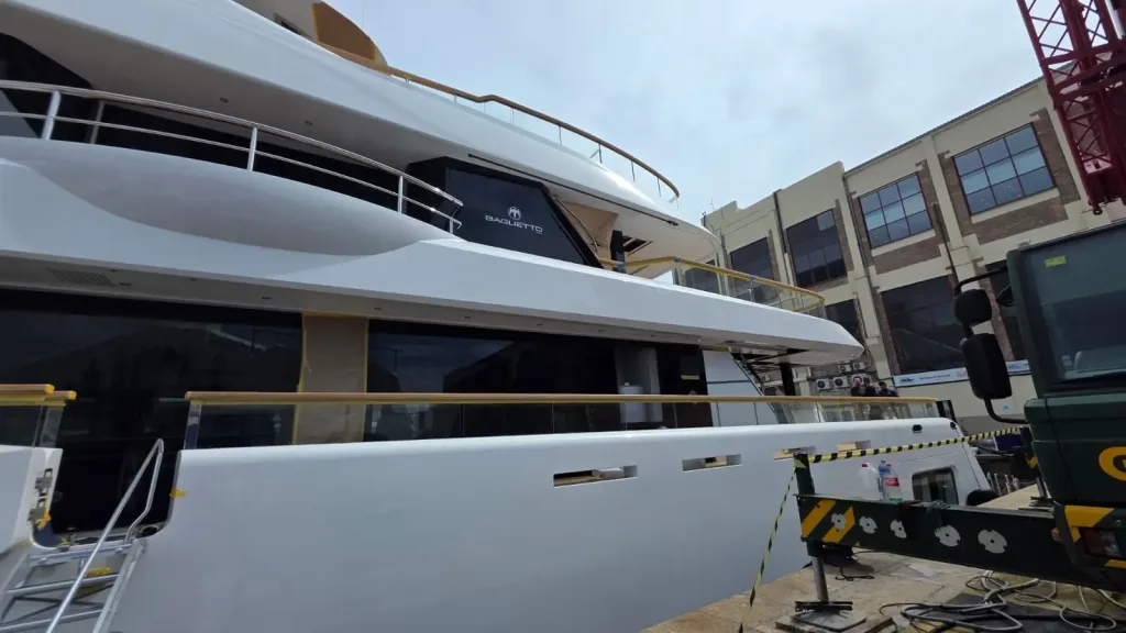 Instalación de techos y paredes interiores en yate Baglietto · Barcelona